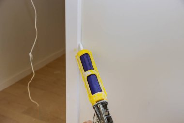 Marangoz, boyamadan önce küçük delikleri ve küçük çatlakları kapamak için kullanılır. Boyacı kalkanı, ev kapısının pervazlarını onaran akrilik lateks duvar.