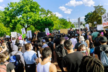 WASHINGTON D.C., ABD - 31 Mayıs 2020: Protestocular Beyaz Saray Başkanı Donald Trump 'ın polis tarafından öldürülmesi üzerine düzenlenen mitingde WASHINGTON D.C.' de yürüdüler