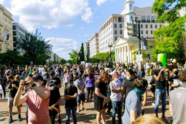 WASHINGTON D.C., ABD - 31 Mayıs 2020: Protestocular Beyaz Saray Başkanı Donald Trump 'ın polis tarafından öldürülmesi üzerine düzenlenen mitingde WASHINGTON D.C.' de yürüdüler