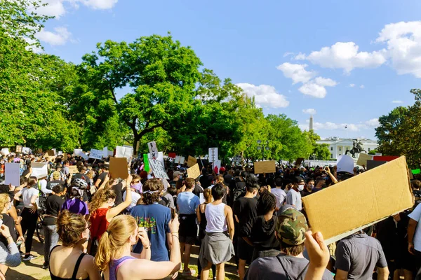 WASHINGTON D.C., ABD - 31 Mayıs 2020: Siyahların Yaşamları Önemi Protesto Göstericileri, Beyaz Saray Başkanı Donald Trump 'a karşı ayakta duran grup George Floyd' un ölümünden sonra yürüyüş