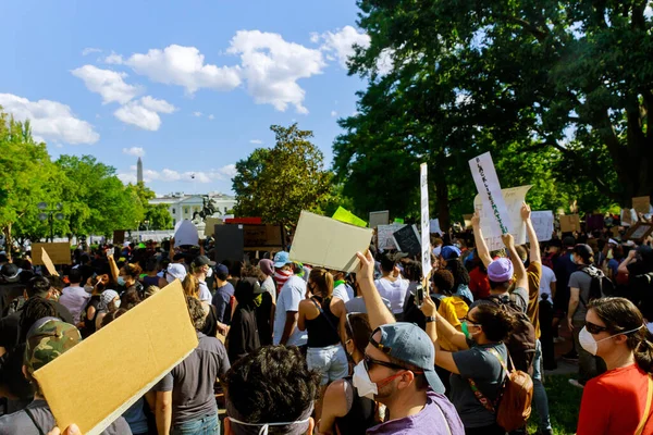 WASHINGTON D.C., ABD - 31 Mayıs 2020: George Floyd 'un ölümünden sonra protesto, Siyahların Yaşamı Önemlidir grubu Beyaz Saray Başkanı Donald Trump' a karşı durdu