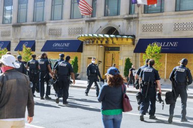 WASHINGTON D.C., ABD - 31 Mayıs 2020: Washington D.C. 'de George Floyd' un ölümüne karşı düzenlenen protestolar sırasında Columbia Metropolitan Polisi 'nin Beyaz Saray' a giden yolu bloklaması.