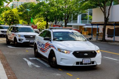 WASHINGTON D.C., ABD - 31 Mayıs 2020: Polis, Minneapolis 'li George Floyd' un Washington DC 'deki polis tarafından öldürülmesi sırasında protestocularla yüzleşmek üzere konumlandı..