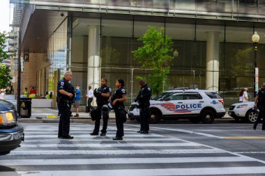 WASHINGTON D.C., ABD - 31 Mayıs 2020: Washington D.C. 'de George Floyd' un ölümüne karşı düzenlenen protestolar sırasında Columbia Metropolitan Polisi 'nin Beyaz Saray' a giden yolu bloklaması.