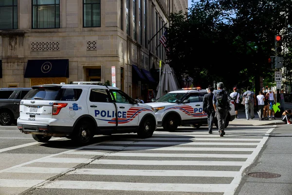WASHINGTON D.C., ABD - 31 Mayıs 2020: Washington D.C. 'de George Floyd' un ölümüne karşı düzenlenen protestolar sırasında Columbia Metropolitan Polisi 'nin Beyaz Saray' a giden yolu bloklaması.