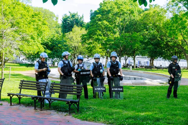 华盛顿特区 2020年5月31日 在明尼阿波利斯人乔治 弗洛伊德死于华盛顿特区警方之手时 警方已经做好了对抗抗议者的准备 — 图库照片