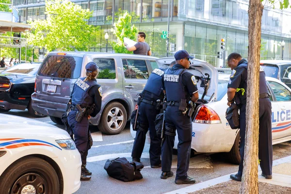 WASHINGTON D.C., ABD - 31 Mayıs 2020: Washington D.C. 'de George Floyd' un ölümüne karşı düzenlenen protestolar sırasında Columbia Metropolitan Polisi 'nin Beyaz Saray' a giden yolu bloklaması.