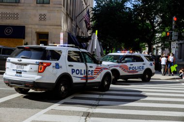 WASHINGTON D.C., ABD - 31 Mayıs 2020: Polis, Minneapolis 'li George Floyd' un Washington DC 'deki polis tarafından öldürülmesi sırasında protestocularla yüzleşmek üzere konumlandı..