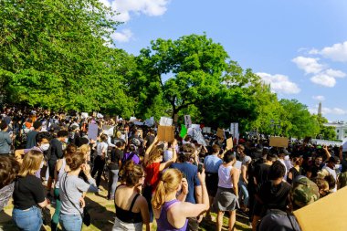 WASHINGTON D.C., ABD - 31 Mayıs 2020: Protestocular Beyaz Saray Başkanı Donald Trump 'ın polis tarafından öldürülmesi üzerine düzenlenen mitingde WASHINGTON D.C.' de yürüdüler