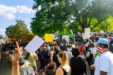 WASHINGTON D.C., ABD - 31 Mayıs 2020: Protestocular Beyaz Saray Başkanı Donald Trump 'ın polis tarafından öldürülmesi üzerine düzenlenen mitingde WASHINGTON D.C.' de yürüdüler
