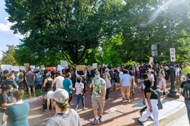 WASHINGTON D.C., ABD - 31 Mayıs 2020: Protestocular Beyaz Saray Başkanı Donald Trump 'ın polis tarafından öldürülmesi üzerine düzenlenen mitingde WASHINGTON D.C.' de yürüdüler