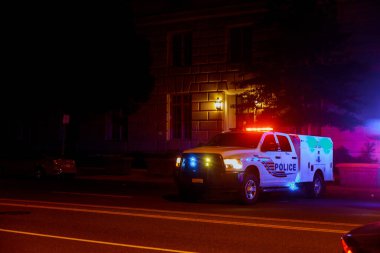 WASHINGTON D.C., ABD - 31 Mayıs 2020: Washington D.C. 'de George Floyd' un ölümüne karşı düzenlenen protestolar sırasında Columbia Metropolitan Polisi 'nin Beyaz Saray' a giden yolu bloklaması.