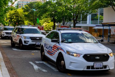 WASHINGTON D.C., ABD - 31 Mayıs 2020: Washington D.C. 'de George Floyd' un ölümüne karşı düzenlenen protestolar sırasında Columbia Metropolitan Polisi 'nin Beyaz Saray' a giden yolu bloklaması.