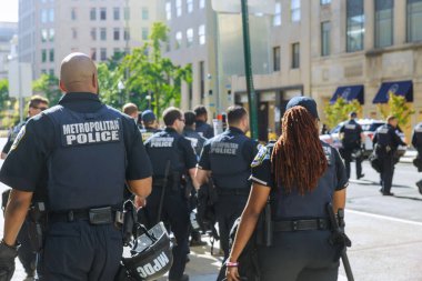 WASHINGTON D.C., ABD - 31 Mayıs 2020: Washington D.C. 'de George Floyd' un ölümüne karşı düzenlenen protestolar sırasında Columbia Metropolitan Polisi 'nin Beyaz Saray' a giden yolu bloklaması.