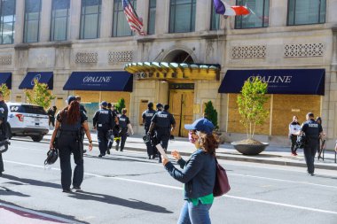 WASHINGTON D.C., ABD - 31 Mayıs 2020: Washington D.C. 'de George Floyd' un ölümüne karşı düzenlenen protestolar sırasında Columbia Metropolitan Polisi 'nin Beyaz Saray' a giden yolu bloklaması.