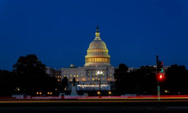 Kubbeli Birleşik Devletler Kongre Binası geceleri binanın Senato binası tarafından aydınlatılıyordu.