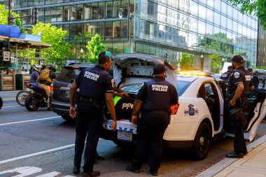 WASHINGTON D.C., ABD - 31 Mayıs 2020: Washington D.C. 'de George Floyd' un ölümüne karşı düzenlenen protestolar sırasında Columbia Metropolitan Polisi 'nin Beyaz Saray' a giden yolu bloklaması.