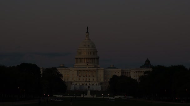 Kapitol budovy Spojených států s kupolí se v noci rozsvítil Senátní dům — Stock video