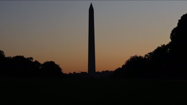 Monumento a Washington en el crepúsculo por la noche con Washington DC — Vídeos de Stock