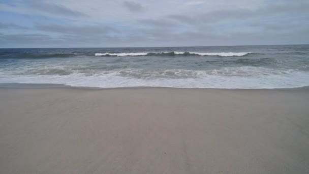 Veduta di un oceano di onde che si rompono durante la tempesta — Video Stock