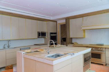 Mutfak tezgahlarına kurulum ve lavabo merkezindeki ada için kurulum üssü