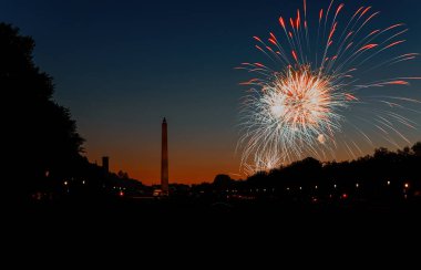 4 Temmuz 'da Bağımsızlık Günü' nde bayram bayramı havai fişekleri eşliğinde geceleyin Amerikan Kutlama Anıtı