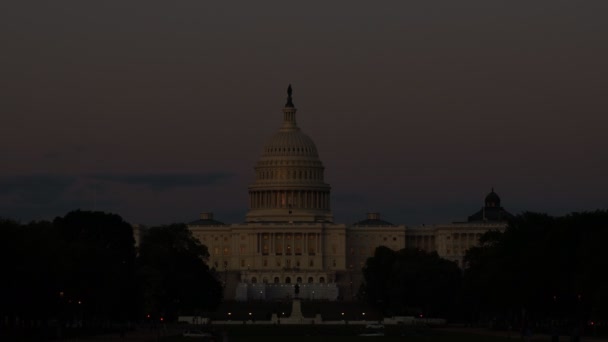 Капітолій США і будівля Сенату США, Вашингтон, США вночі. — стокове відео
