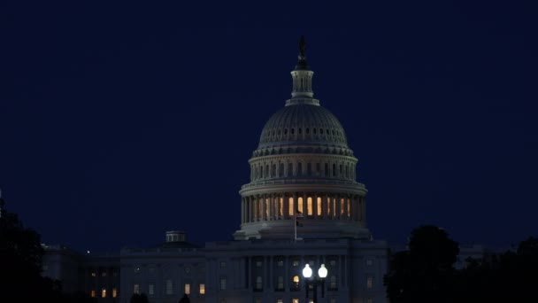位于华盛顿特区的美国首都大楼，夜间照明穹顶. — 图库视频影像