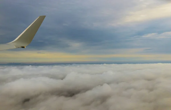 青空を背景に飛行機の翼と朝の曇りの日の出 — ストック写真