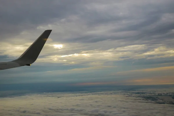 Ala Avião Voando Acima Das Nuvens Manhã Altitude Durante Voo — Fotografia de Stock