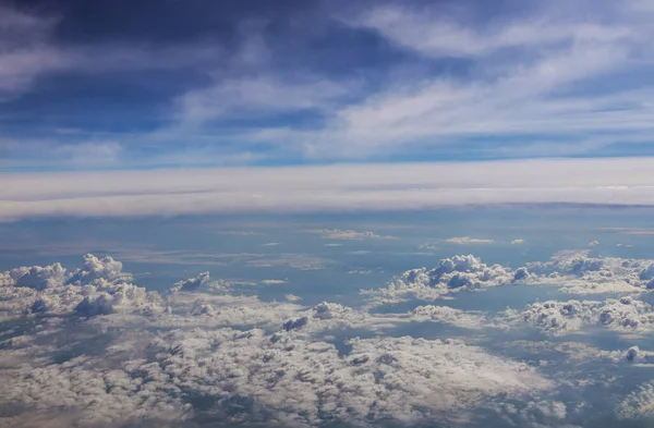 窓からの眺め雲の上を飛ぶ飛行機の空を見る — ストック写真