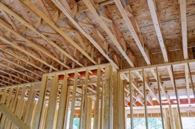 Yarım kalmış ahşap bina ya da inşaat halindeki bir ev çerçeveleniyor.