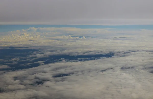 高い雲の下にある航空機の窓から見える雲の空 — ストック写真