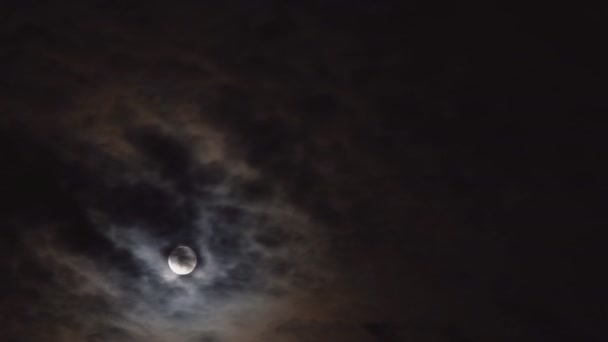 Mystisk natthimmel med fullmåne dramatiska moln i månskenet från fullmåne. — Stockvideo