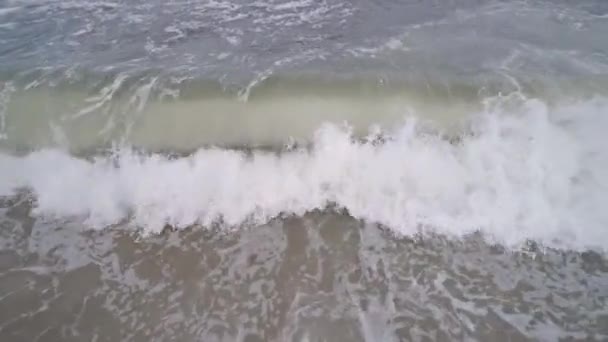 Błękitna woda ocean fala niebieski pęcznieje upaść curling łamiąc falistą powierzchnię — Wideo stockowe
