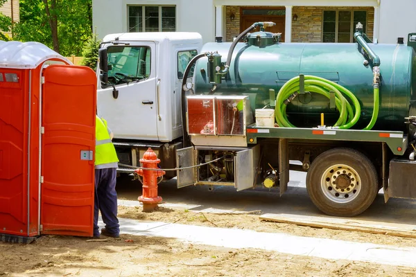 Camion Delle Acque Reflue Sul Lavoratore Che Pompa Feci Dal — Foto Stock