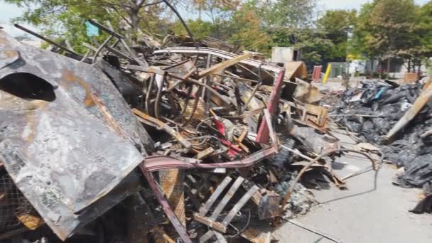 Minneapolis protestolarının ve ayaklanmaların şiddete dönüşmesinin ardından ev tamamen yandı. — Stok video
