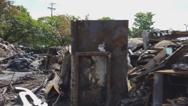 Detail van thuis dat werd verlaten na een grote huisbrand na Minneapolis George Floyd protesten rellen wordt gewelddadig — Stockvideo