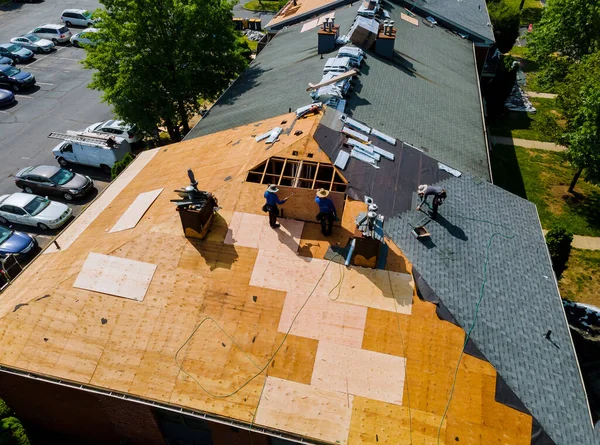 Trabalhador Construção Telhado Renovação Casa Instalou Novas Telhas — Fotografia de Stock