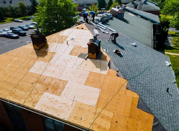 Roof Repairs Old Roof Replacement New Shingles Apartment Building — Stock Photo, Image