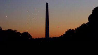 Amerikan vatansever bayramı havai fişekleri 4 Temmuz Bağımsızlık Günü 'nde Washington DC' deki Washington Anıtı 'nda sergileniyor.