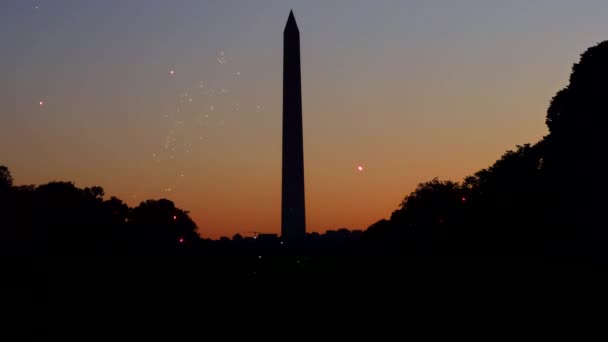 Amerikaanse vaderlandslievende feestdag Vuurwerk op 4 juli Onafhankelijkheidsdag in het Washington Monument in Washington DC — Stockvideo