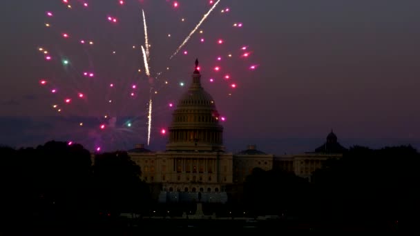 Rejtélyes éjszakai égbolt teliholddal Egyesült Államok Capitol Building in Washington DC with Fireworks background for 4th of July — Stock videók