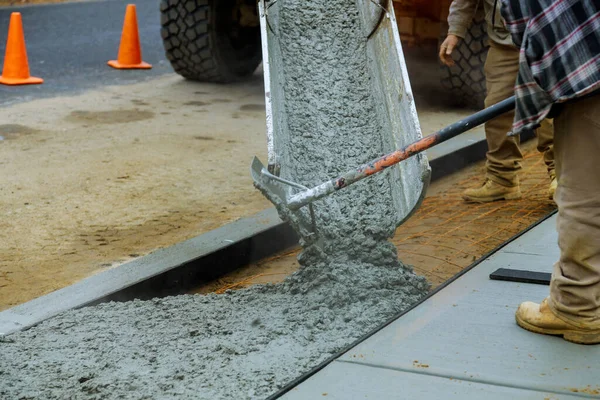 Arbetstagare Som Arbetar Med Betongbeläggning För Markgolv Vid Byggnadsarbeten — Stockfoto