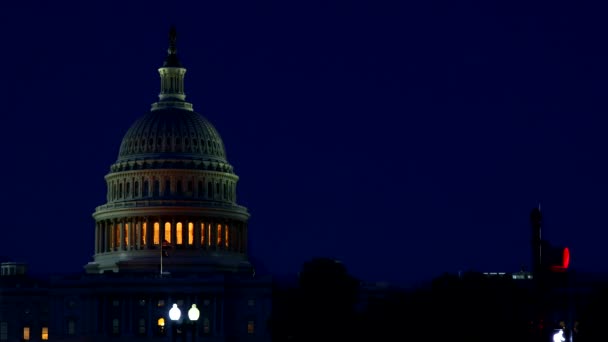 Feu d'artifice de fête de la fête de l'indépendance bâtiment du Capitole des États-Unis à Washington DC, sur le fond — Video