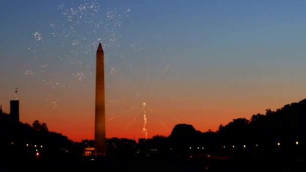 Celebración Americana Monumento a Washington por la noche con fiesta festiva 4 de julio fuegos artificiales — Vídeos de Stock