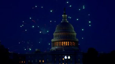 4 Temmuz Bağımsızlık Günü, Washington DC 'deki ABD Kongre Binası' nda neşeli havai fişek gösterisi gösteriyor.