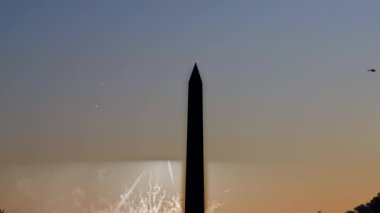 Amerikan vatansever bayramı havai fişekleri 4 Temmuz Bağımsızlık Günü 'nde Washington DC' deki Washington Anıtı 'nda sergileniyor.