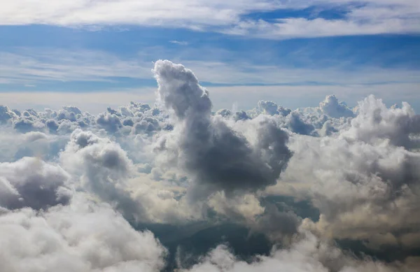 高い雲の下にある航空機の窓から見える雲の空 — ストック写真