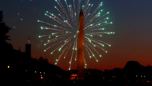 Памятник Вашингтону ночью с праздничным фейерверком 4 июля — стоковое видео
